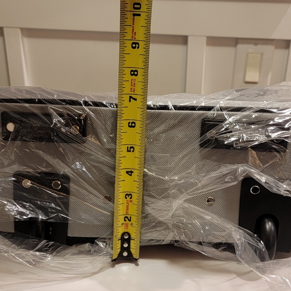 BETTA RUSSO rolling carry-on. - Picture 5 of 6